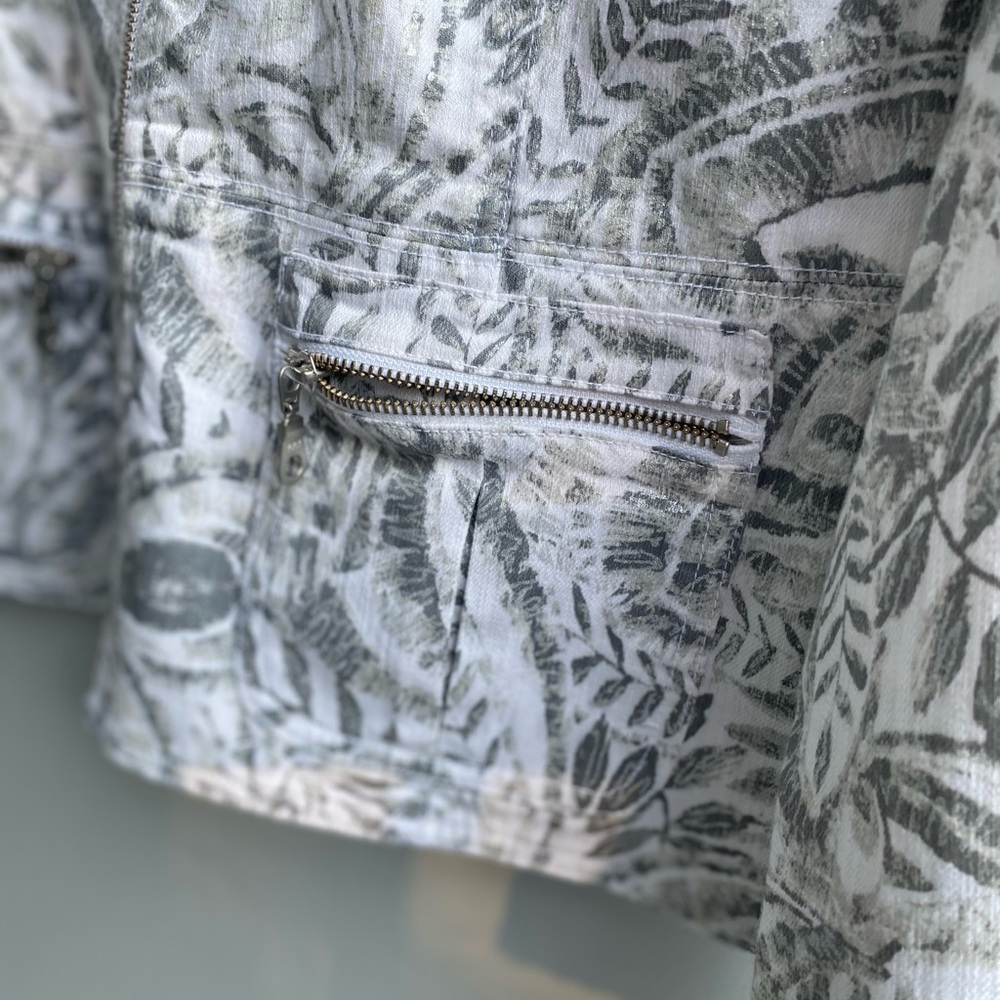 Silver Leaf Patterned Women's Jacket - image 3